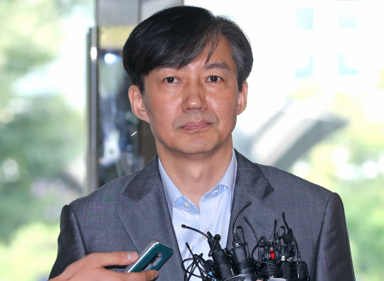 취재진의 질문 듣는 조국 후보자      (서울=연합뉴스) 임화영 기자 = 조국 법무부 장관 후보자가 28일 오전 서울 종로구 적선현대빌딩에 마련된 인사청문회 준비사무실로 출근하며 취재진의 질문을 듣고 있다. 2019.8.28      hwayoung7@yna.co.kr  (끝)